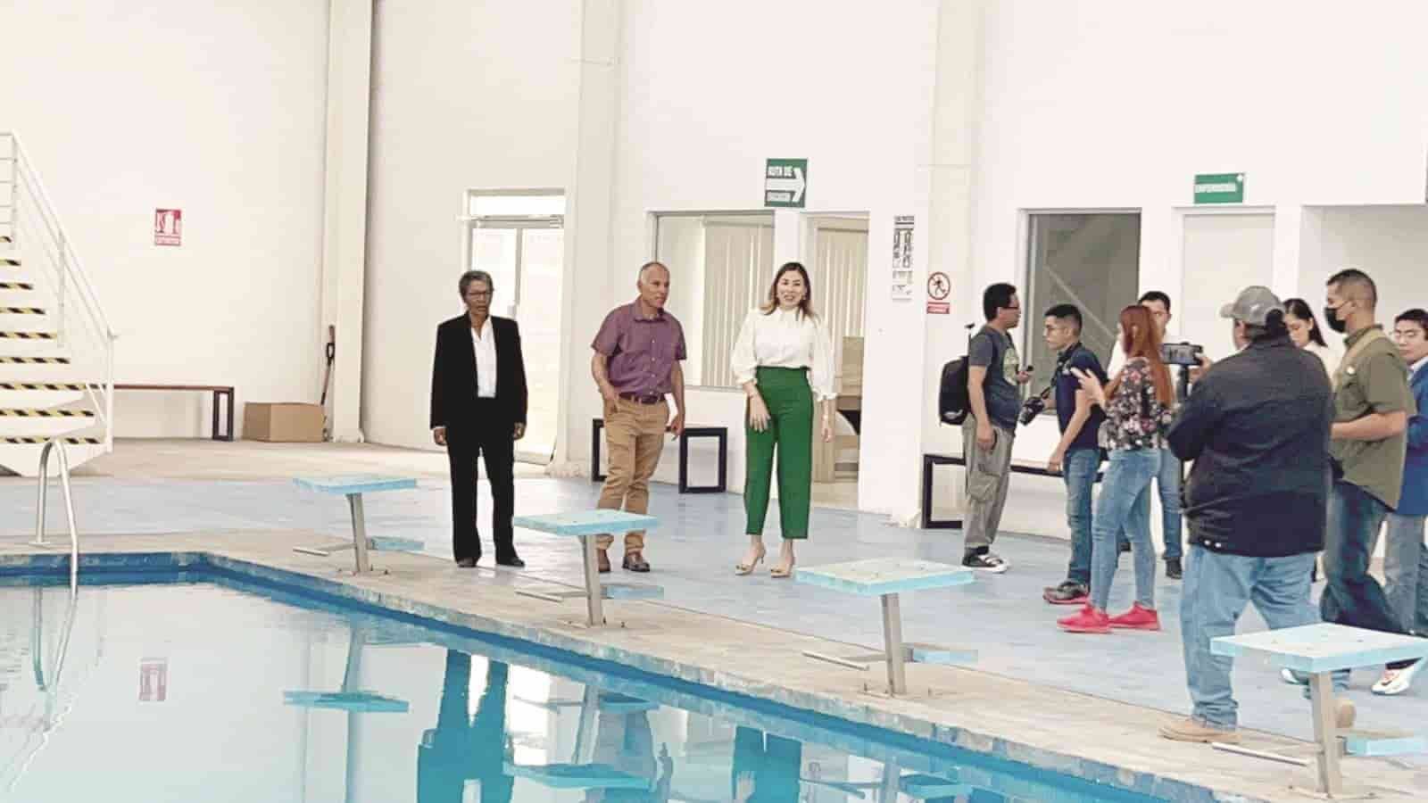 La alcaldesa supervisó los trabajos de rehabilitación en cla alberca Semi Olímpica.