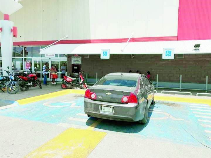 Automovilistas no respetan los señalamientos de discapacitados.