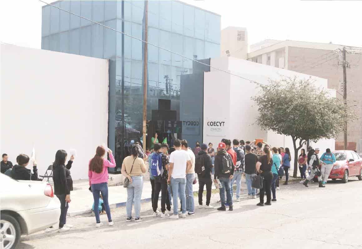 Comprarán con becas ropa y juegos; Responden alumnos