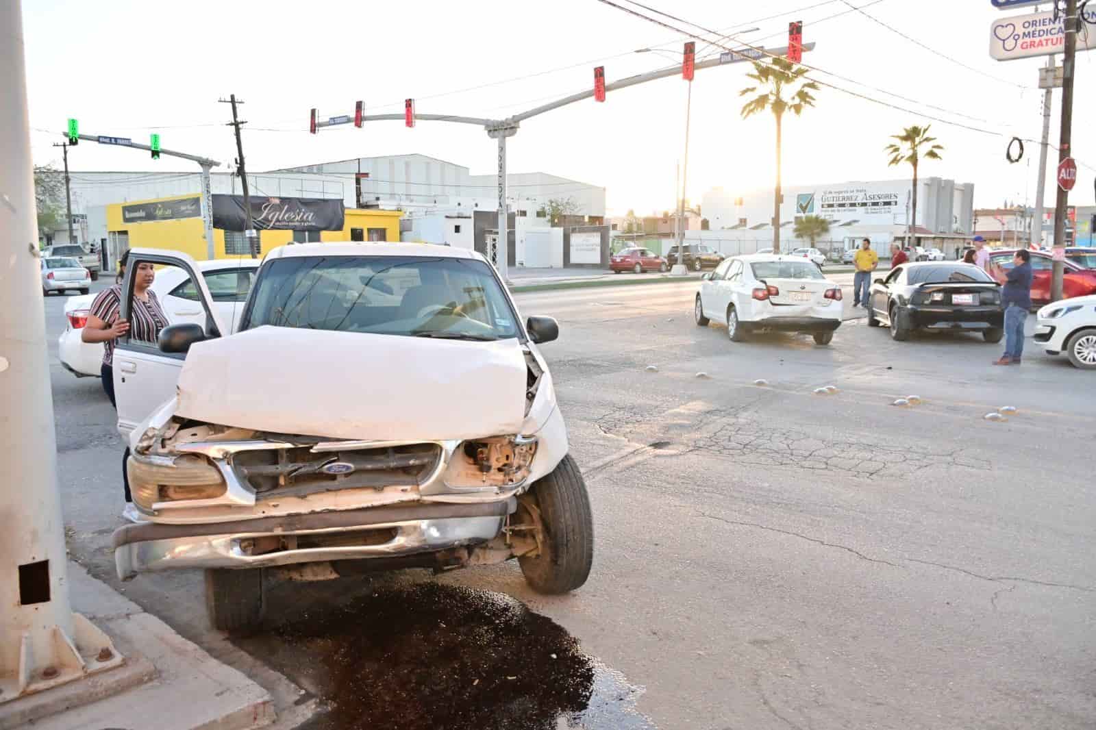 Tras chocar con el Bora, el conductor de la Ford se estrelló contra la base de los semáforos.
