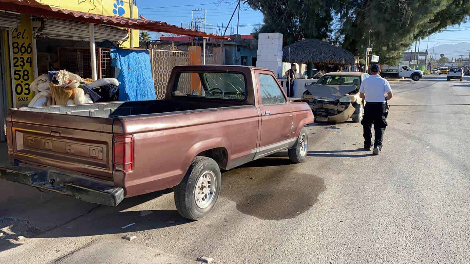 Por ir en el WhatsApp, el conductor del auto se estrelló de frente con la camioneta.
