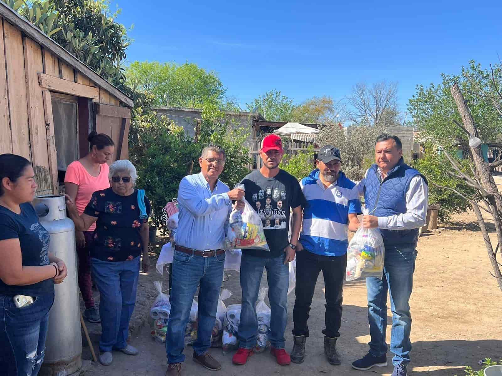El diputado local por el tercer distrito Jesús María Montemayor Garza visitó a los mineros.