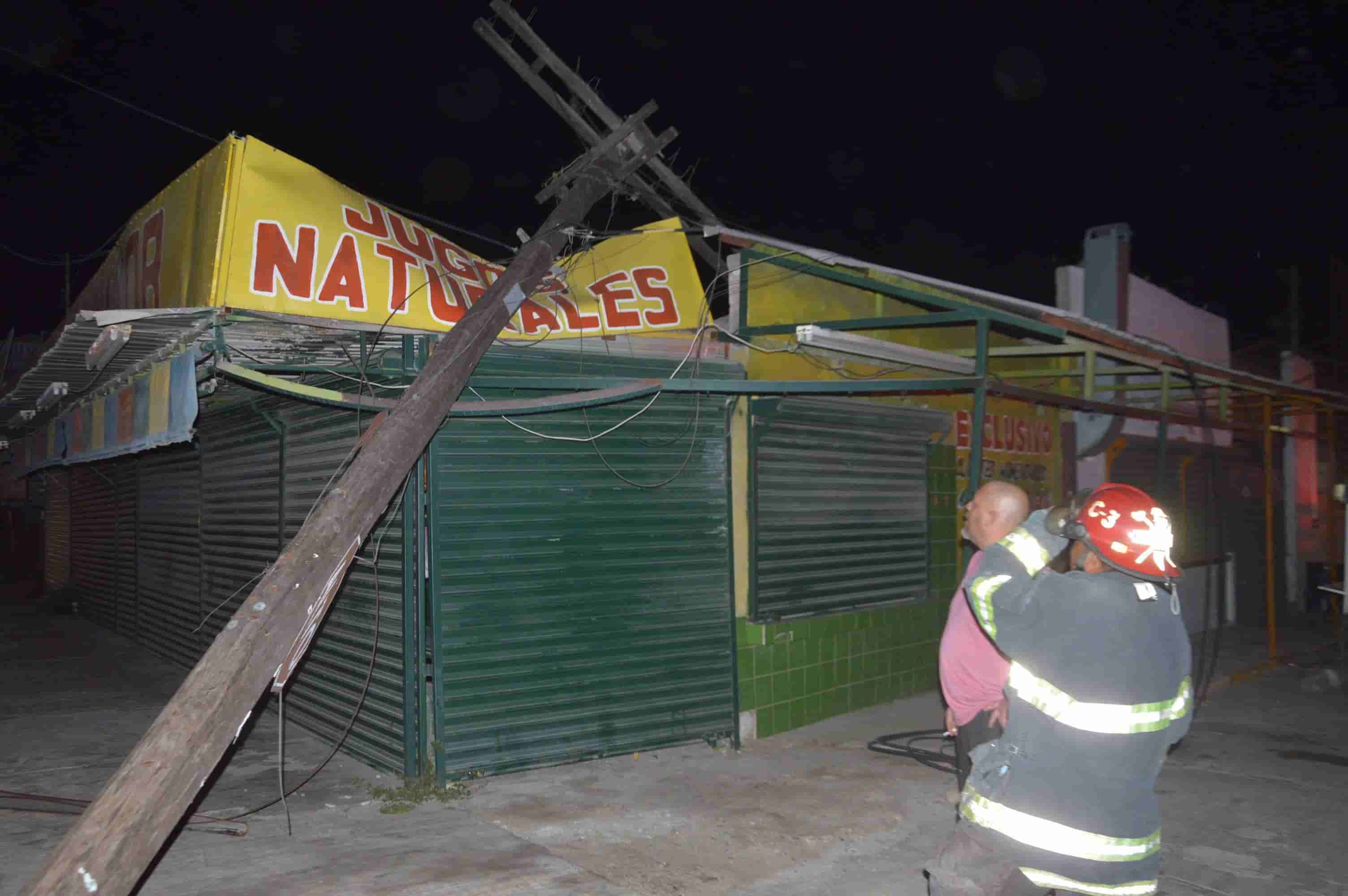 Se parte poste; cae en negocio 