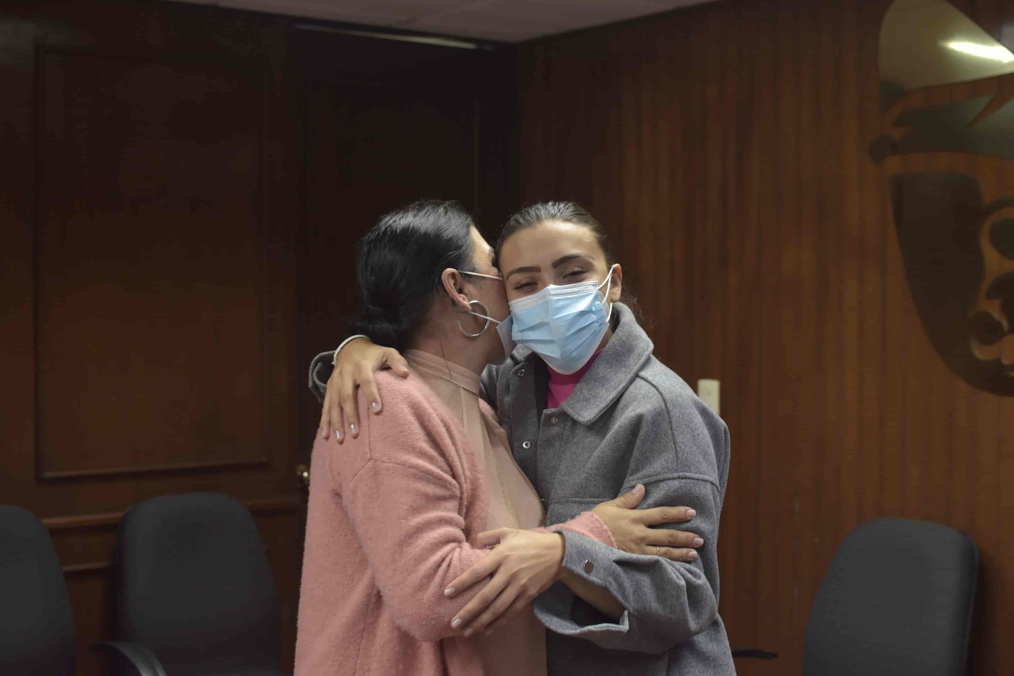 Como el mejor regalo de amor, una joven de 26 años recibió de su madre la donación de un riñón que le fue trasplantado por cirujanos.