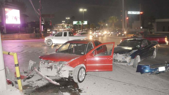 Se pasa el rojo y deja 2 lesionados Se pasa el rojo y deja 2 lesionados