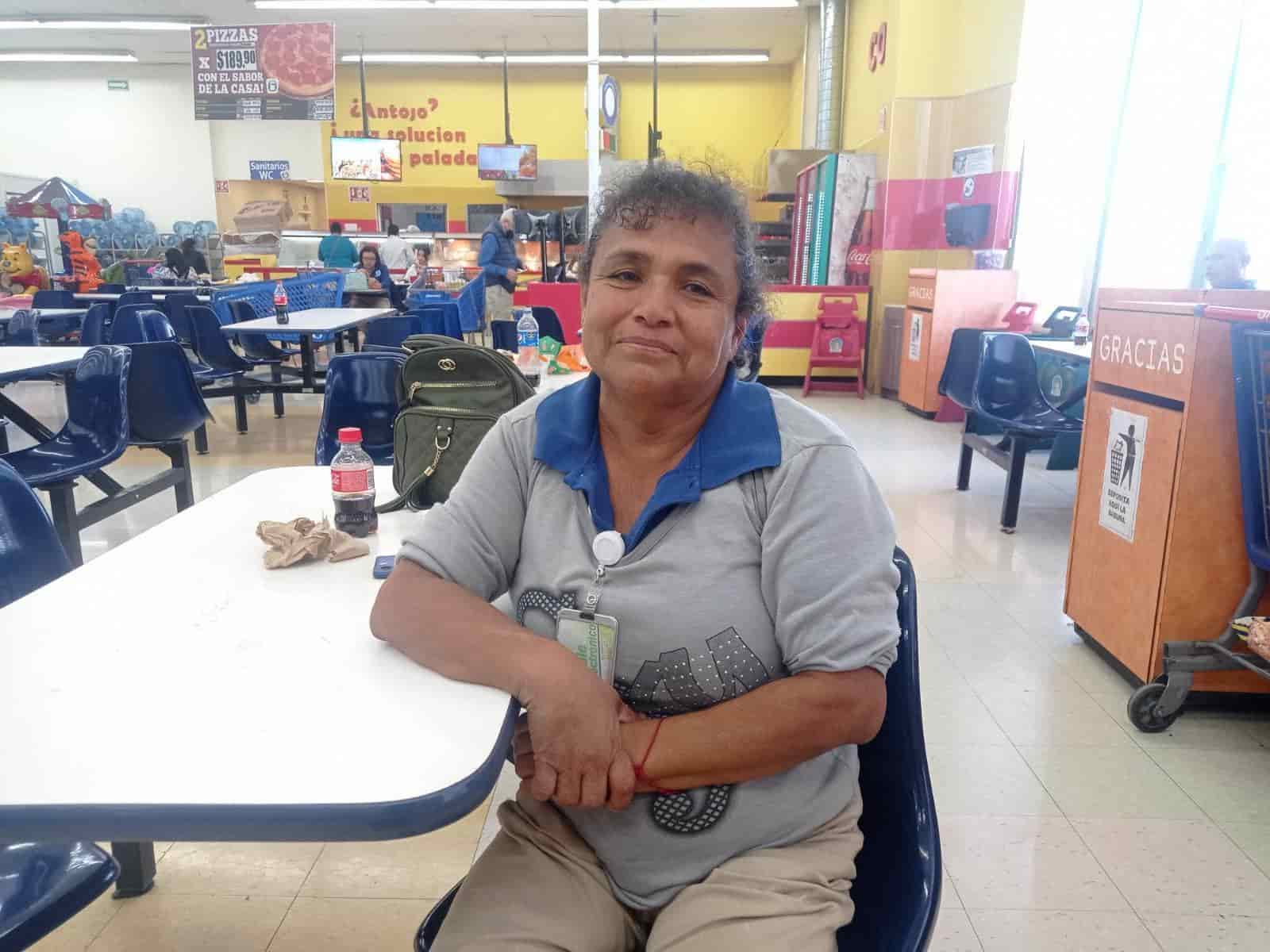 Aún existe gente honrada; empleada de Súper Gutiérrez devuelve celular carísimo.