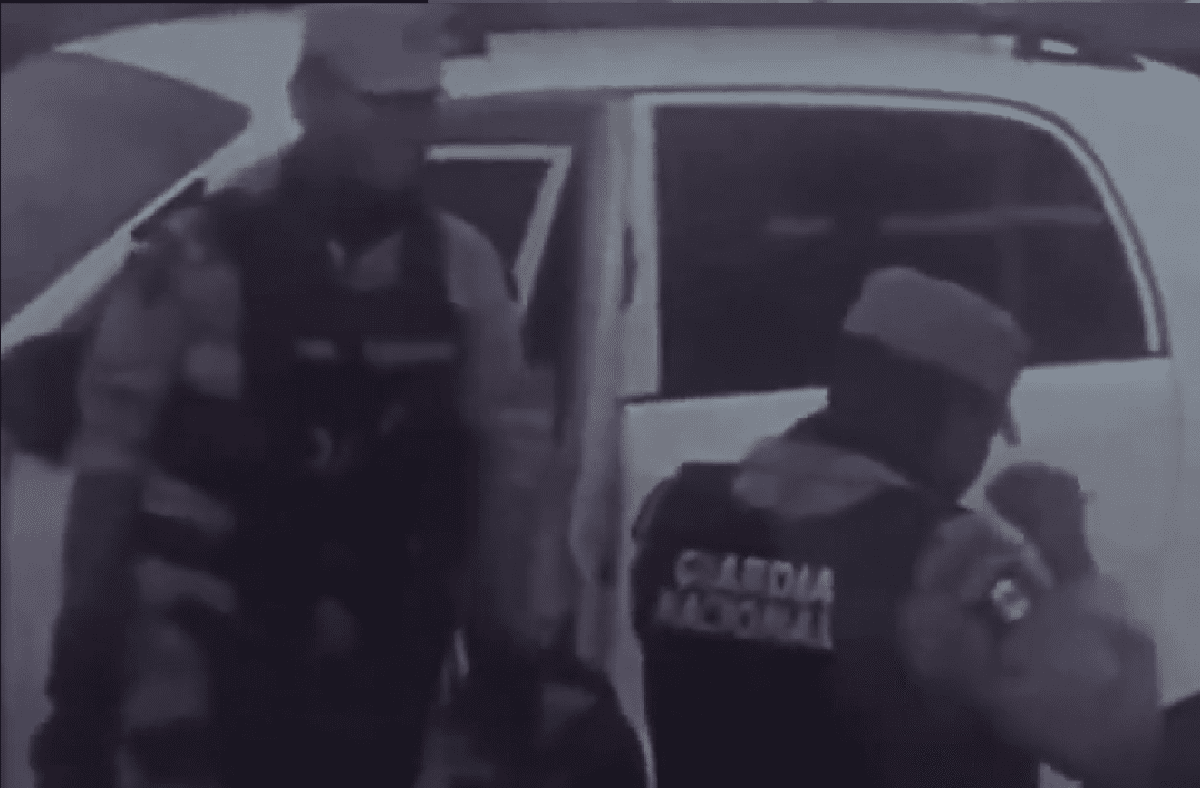 Captan a elementos de la Guardia Nacional inhalando drogas en reten