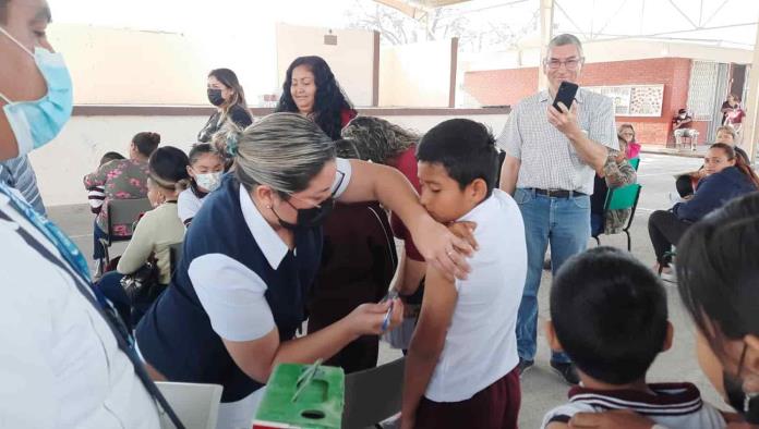 Llevan a escuela Vacuna anticovid