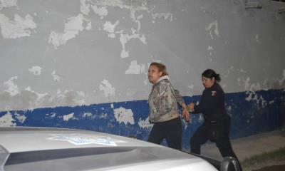 Pide auxilio a Policías