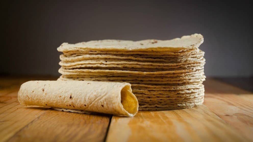 La tortilla de maíz principal invitado en las mesas de los hogares monclovenses, se venderá  hasta en 30 pesos el kilo,