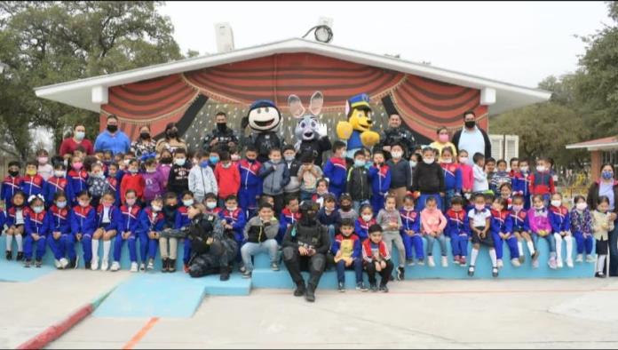 Conviven Policías con niños de kínder 