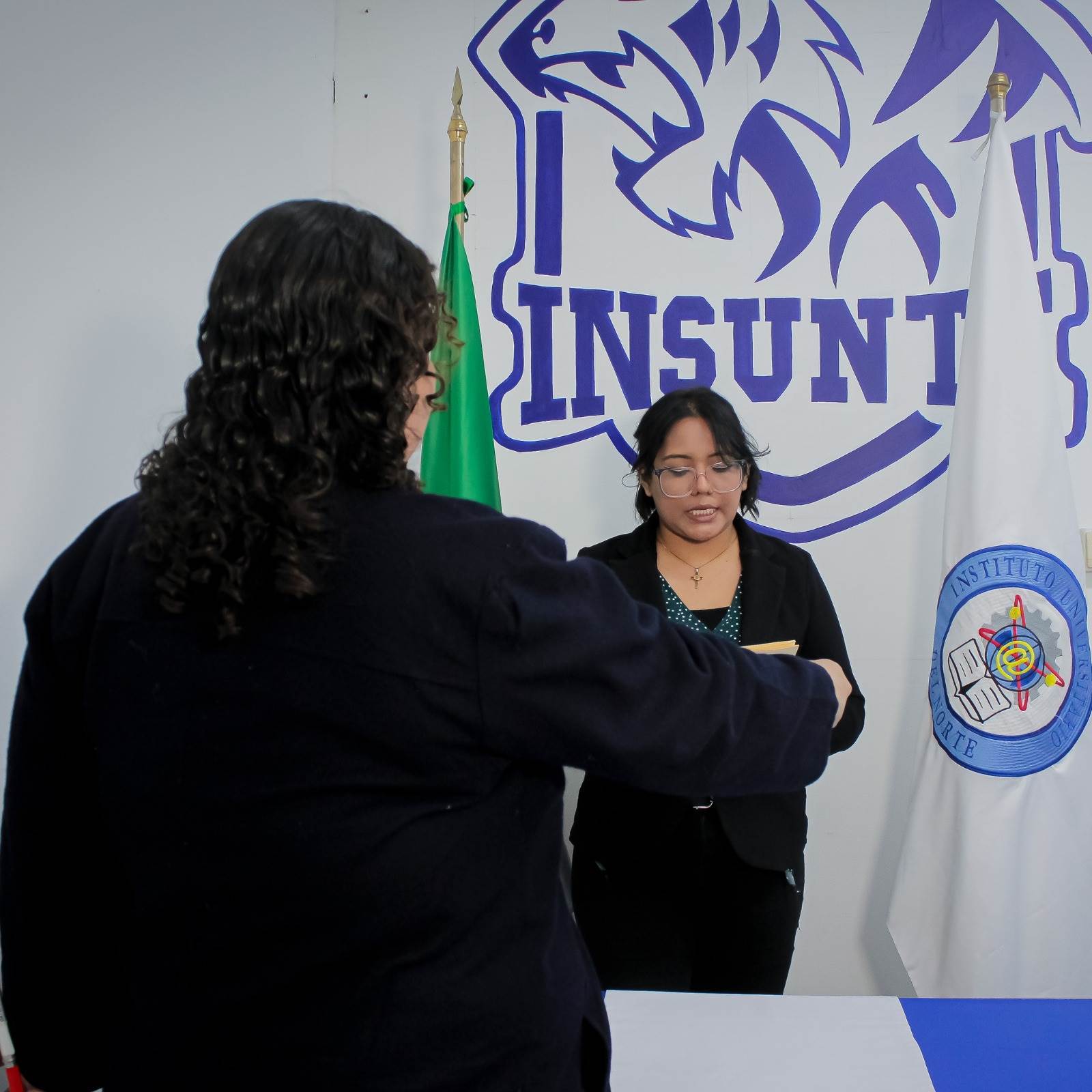 Joven invidente se titula de abogada