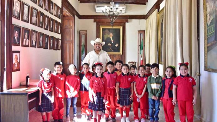 Recibe Beto a alumnos