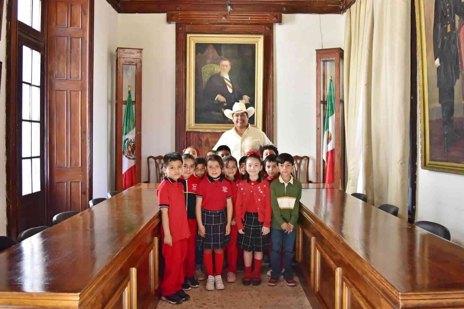 Recibe Beto a alumnos