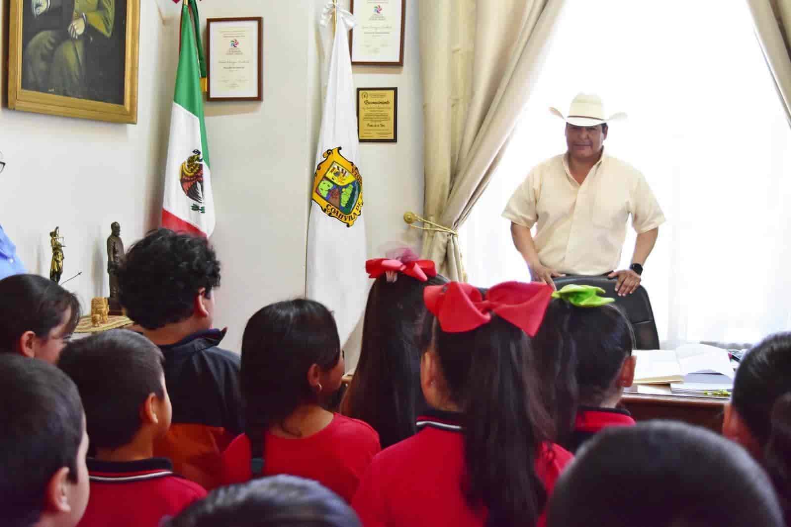 Recibe Beto a alumnos