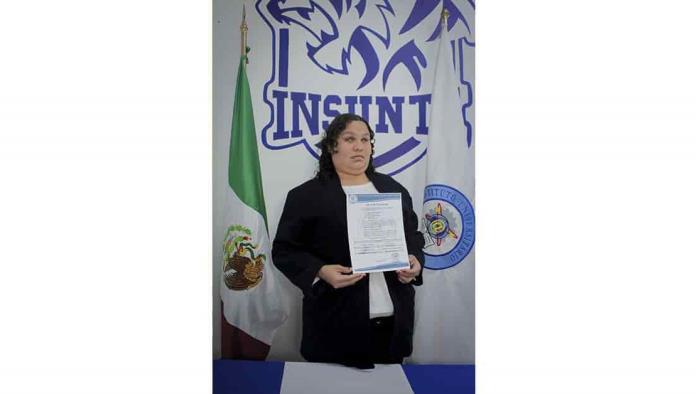 Joven invidente se titula de abogada
