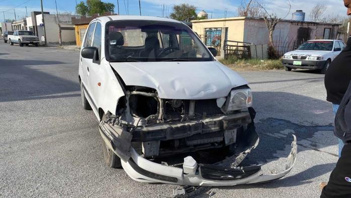 Le arranca defensa a auto compacto