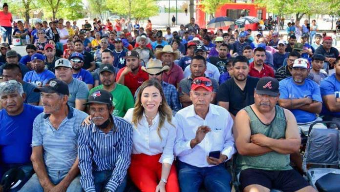 Entrega alcaldesa apoyos a mineros