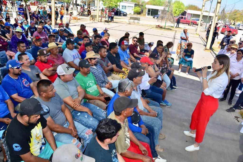 Entrega alcaldesa apoyos a mineros