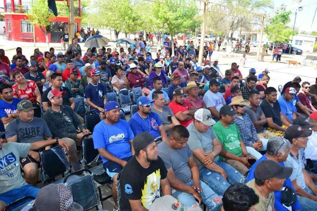 Entrega alcaldesa apoyos a mineros