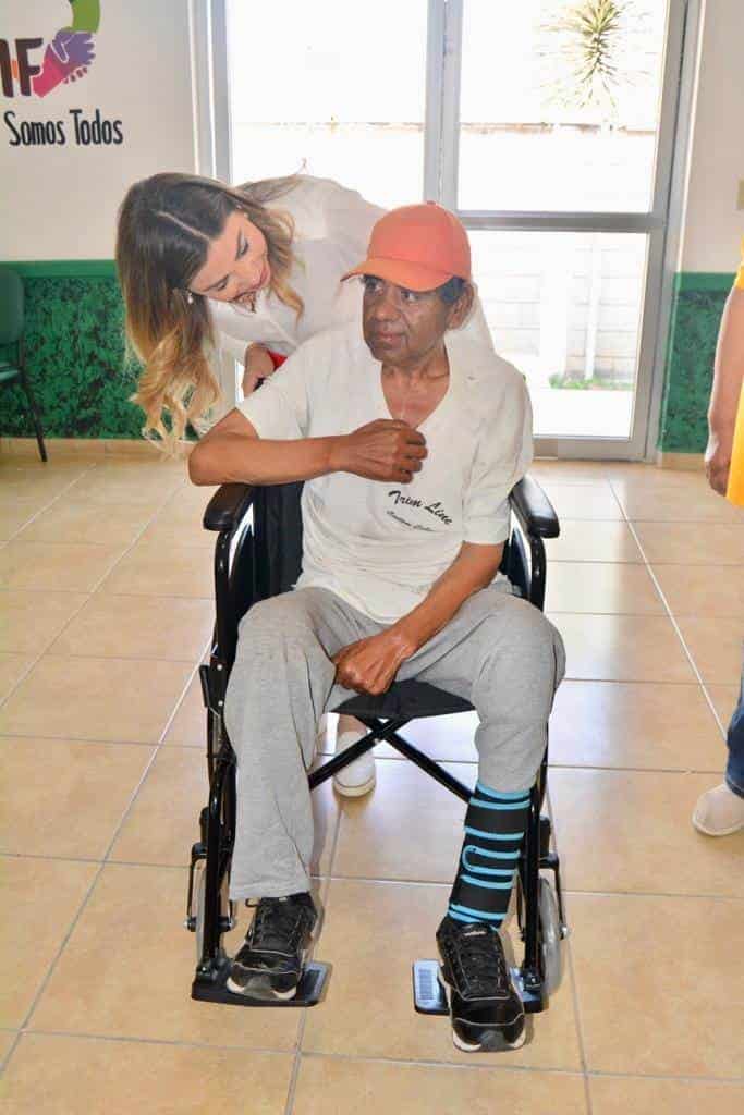 Dona también silla de ruedas