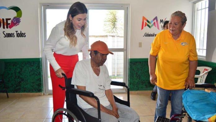 Dona también silla de ruedas