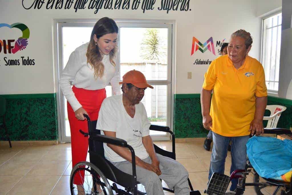 Dona también silla de ruedas