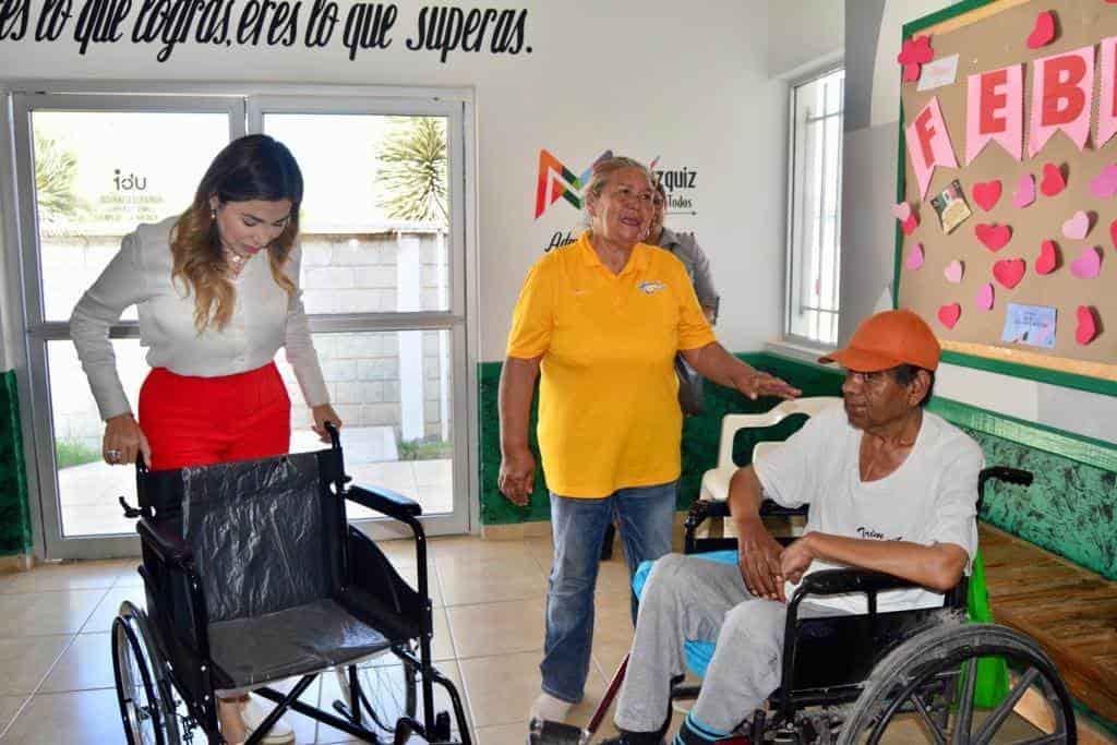 Dona también silla de ruedas