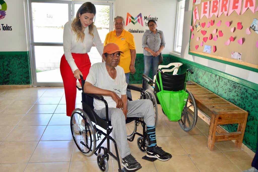 Dona también silla de ruedas