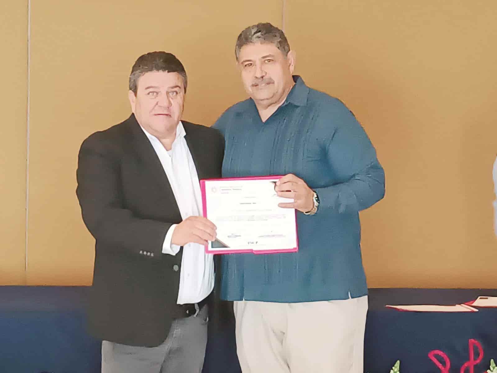 Cumplen capacitación Contadores Públicos