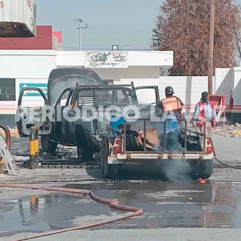 Incendio de camioneta en gasera de Cuatro Ciénegas deja dos heridos