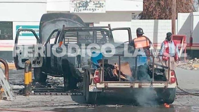 Incendio de camioneta en gasera de Cuatro Ciénegas deja dos heridos