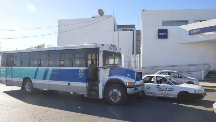 Se le ‘mete’ a taxista