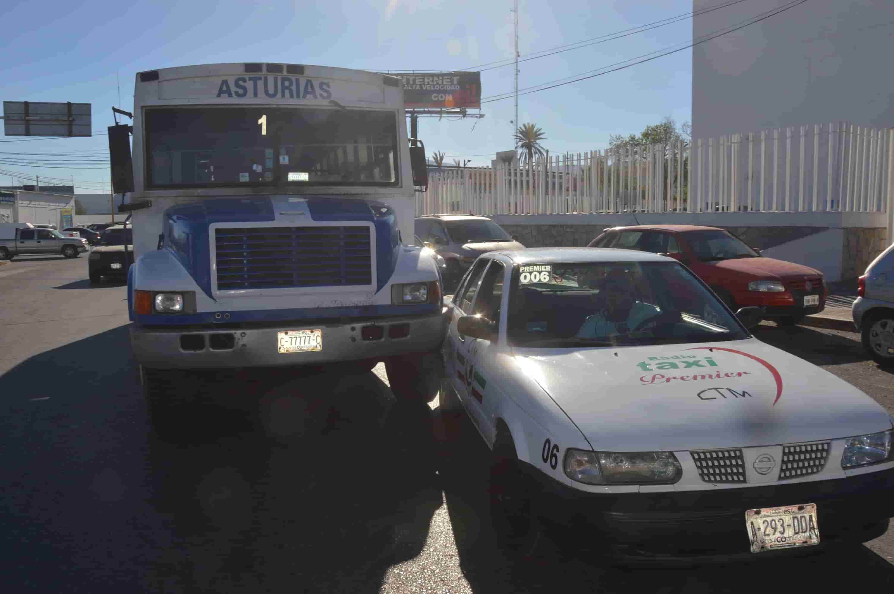 Se le ‘mete’ a taxista