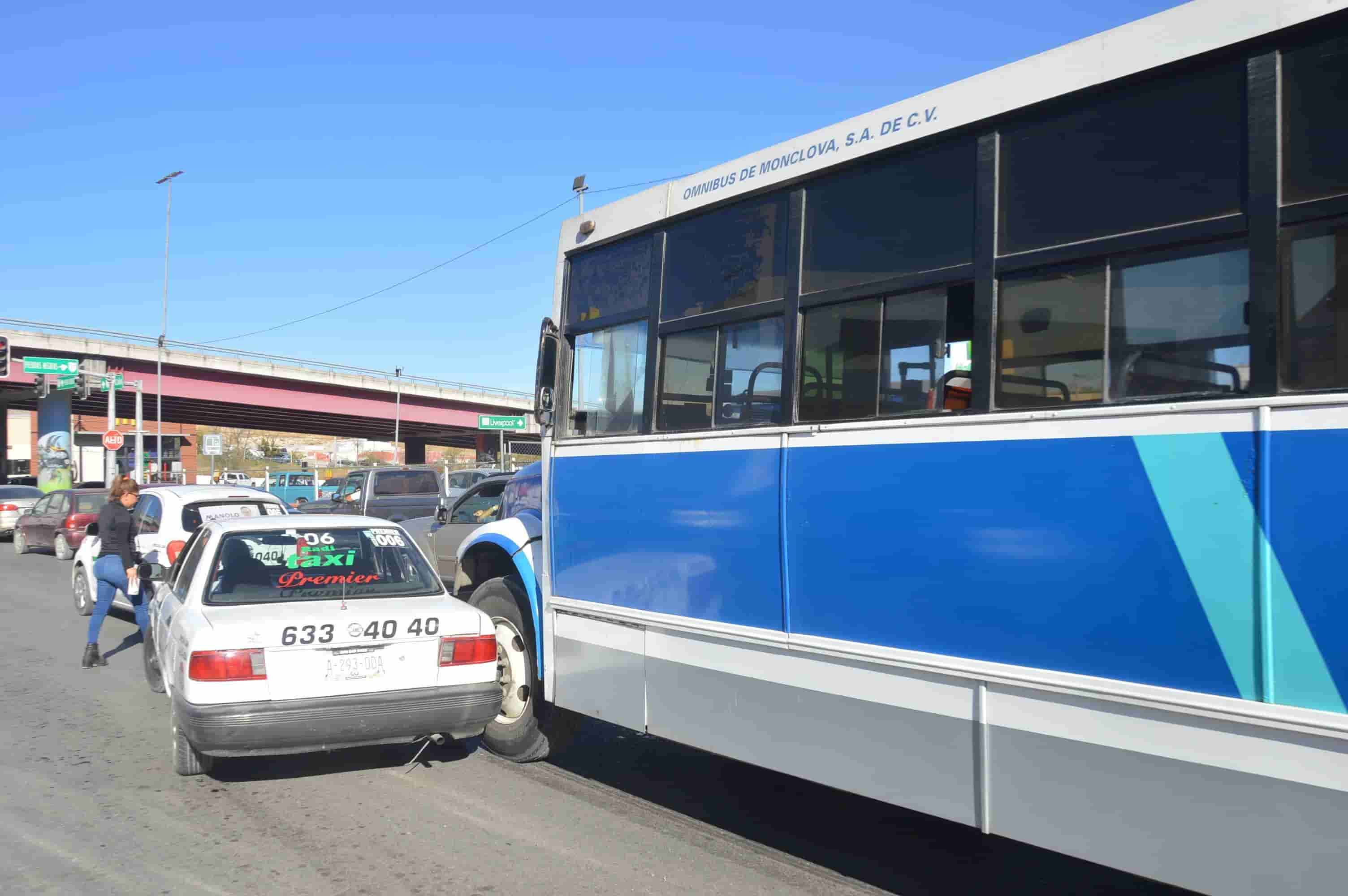 Se le ‘mete’ a taxista