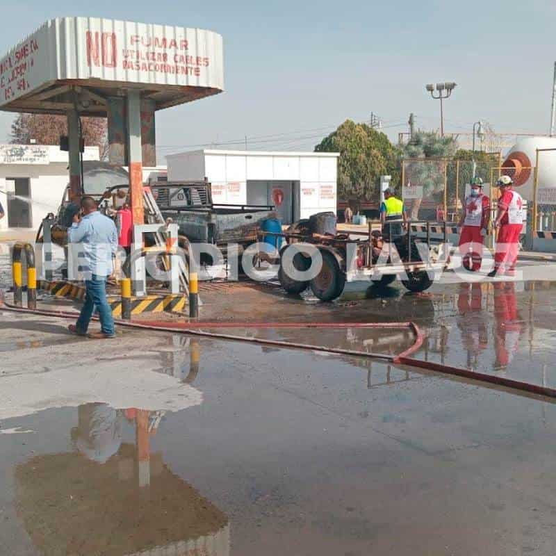 Incendio de camioneta en gasera de Cuatro Ciénegas deja dos heridos