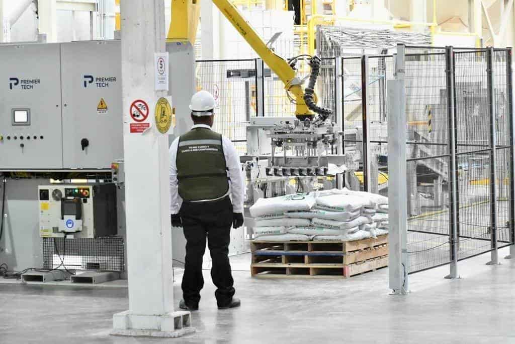 Presente Dávila inauguración de MANTTRA