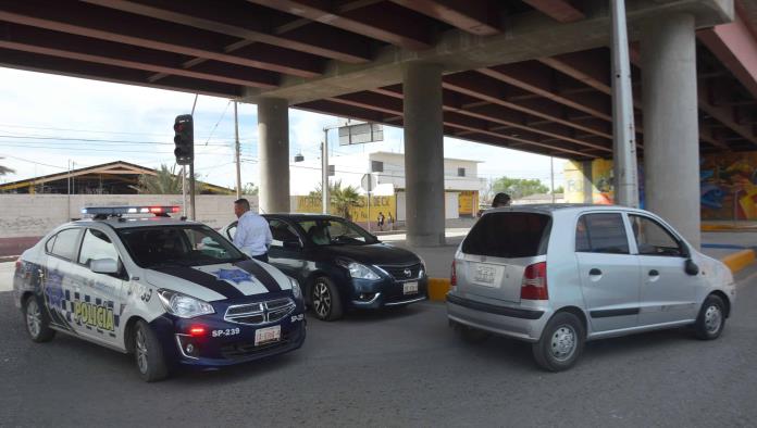 Le tumba espejo a automóvil 