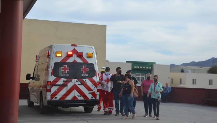 Se raja brazo al chocar auto