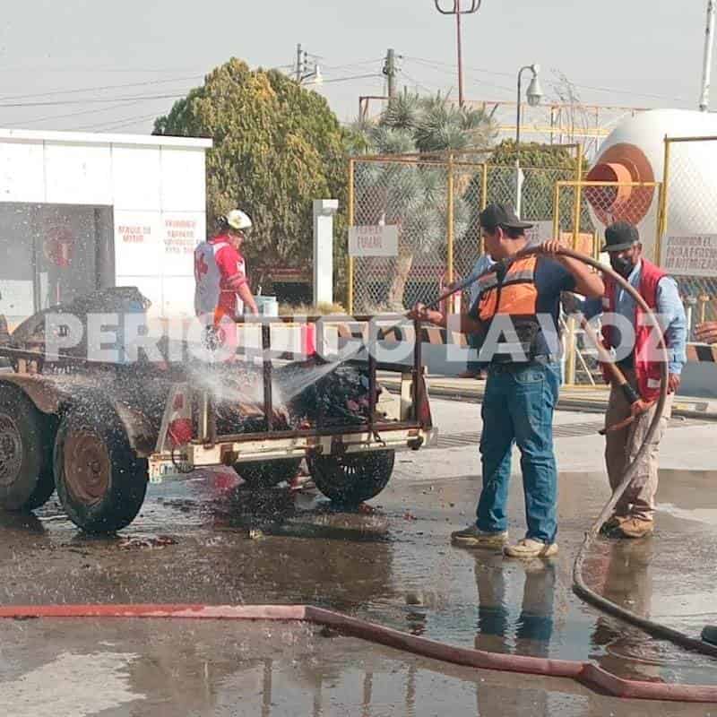 Incendio de camioneta en gasera de Cuatro Ciénegas deja dos heridos