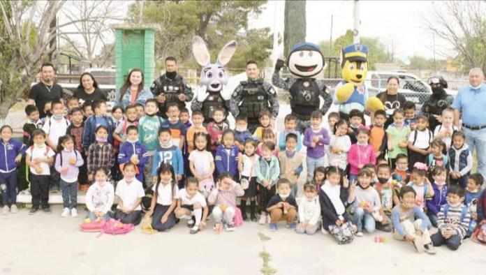 Animan policías de Nava a niños de la Cuauhtémoc 