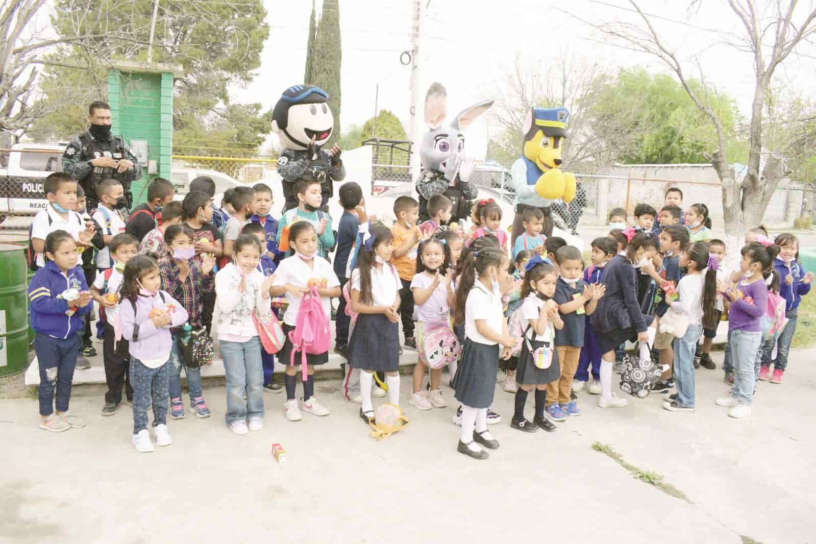 Animan policías de Nava a niños de la Cuauhtémoc 