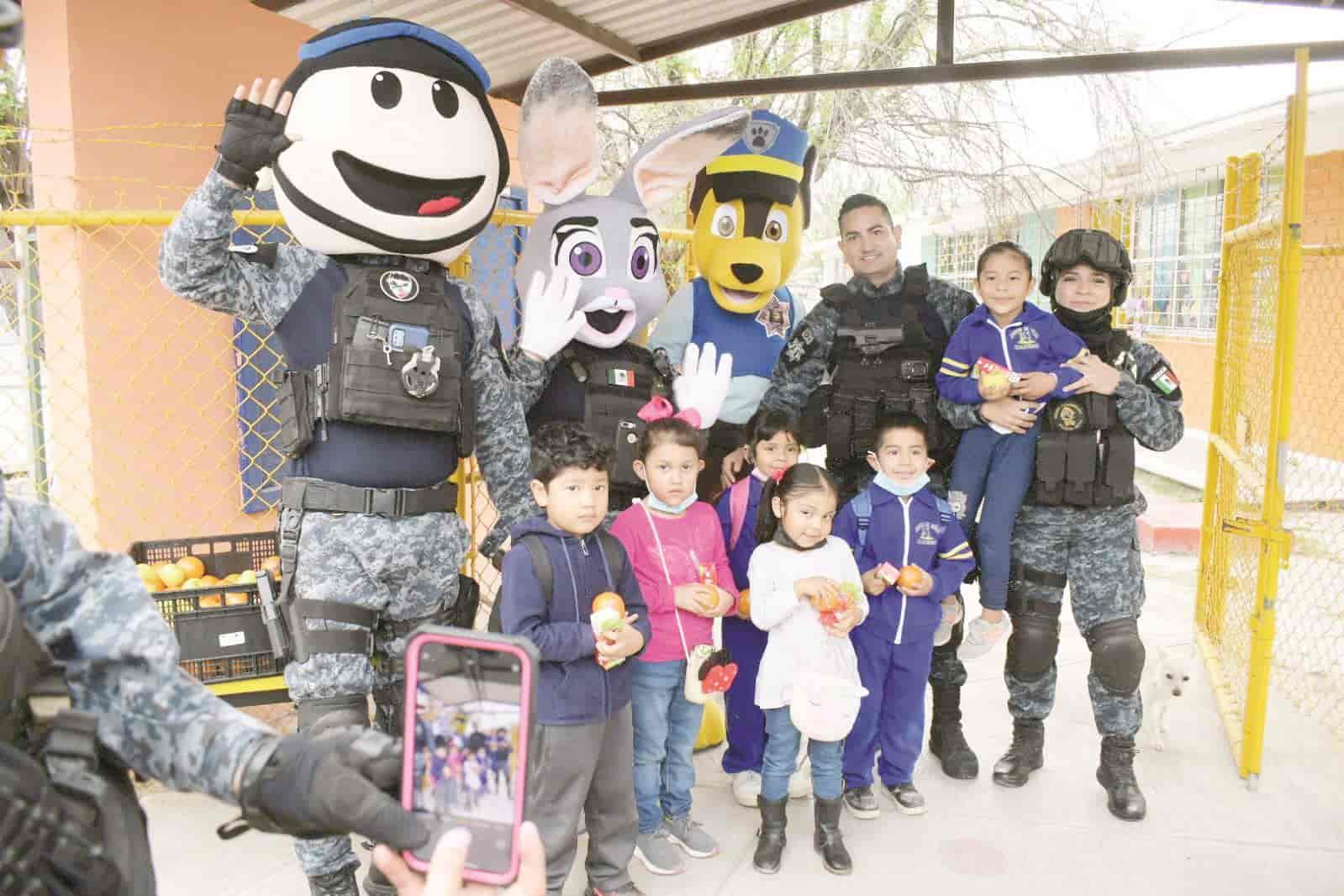 Animan policías de Nava a niños de la Cuauhtémoc 