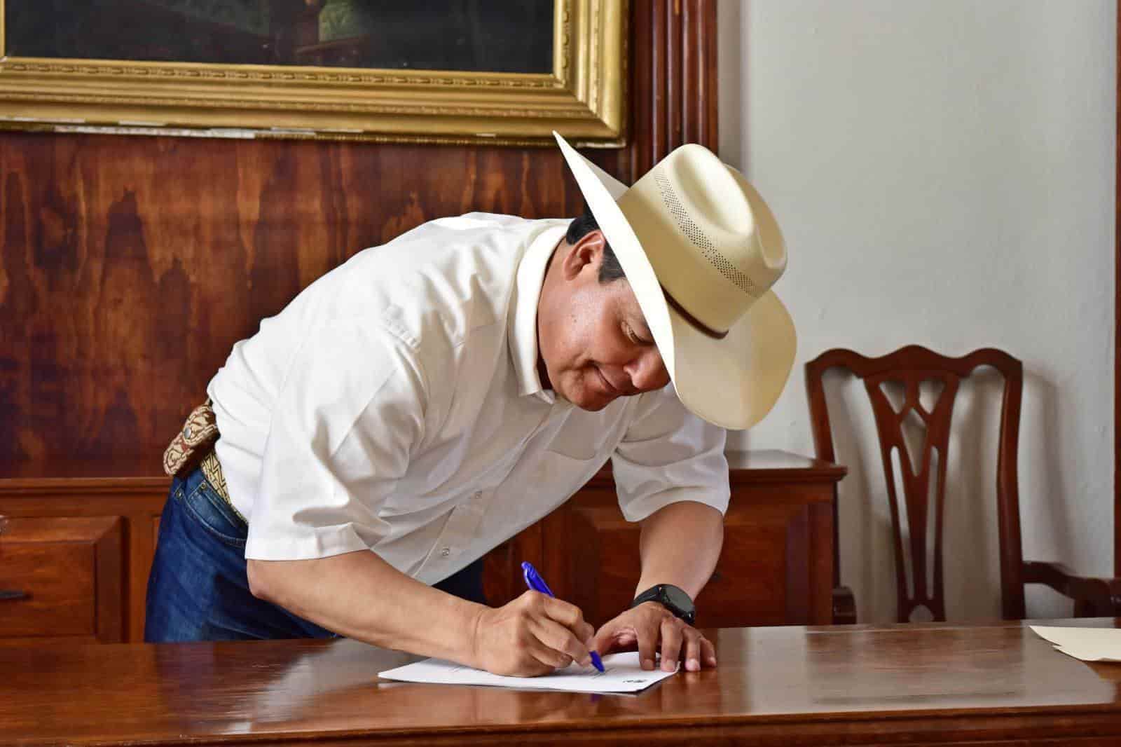 Firman Ciénegas y CEUC convenio