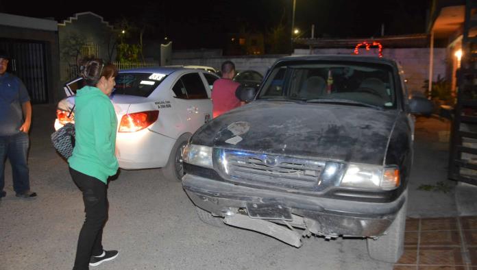 Choca taxi, escapa y lo arrestan  