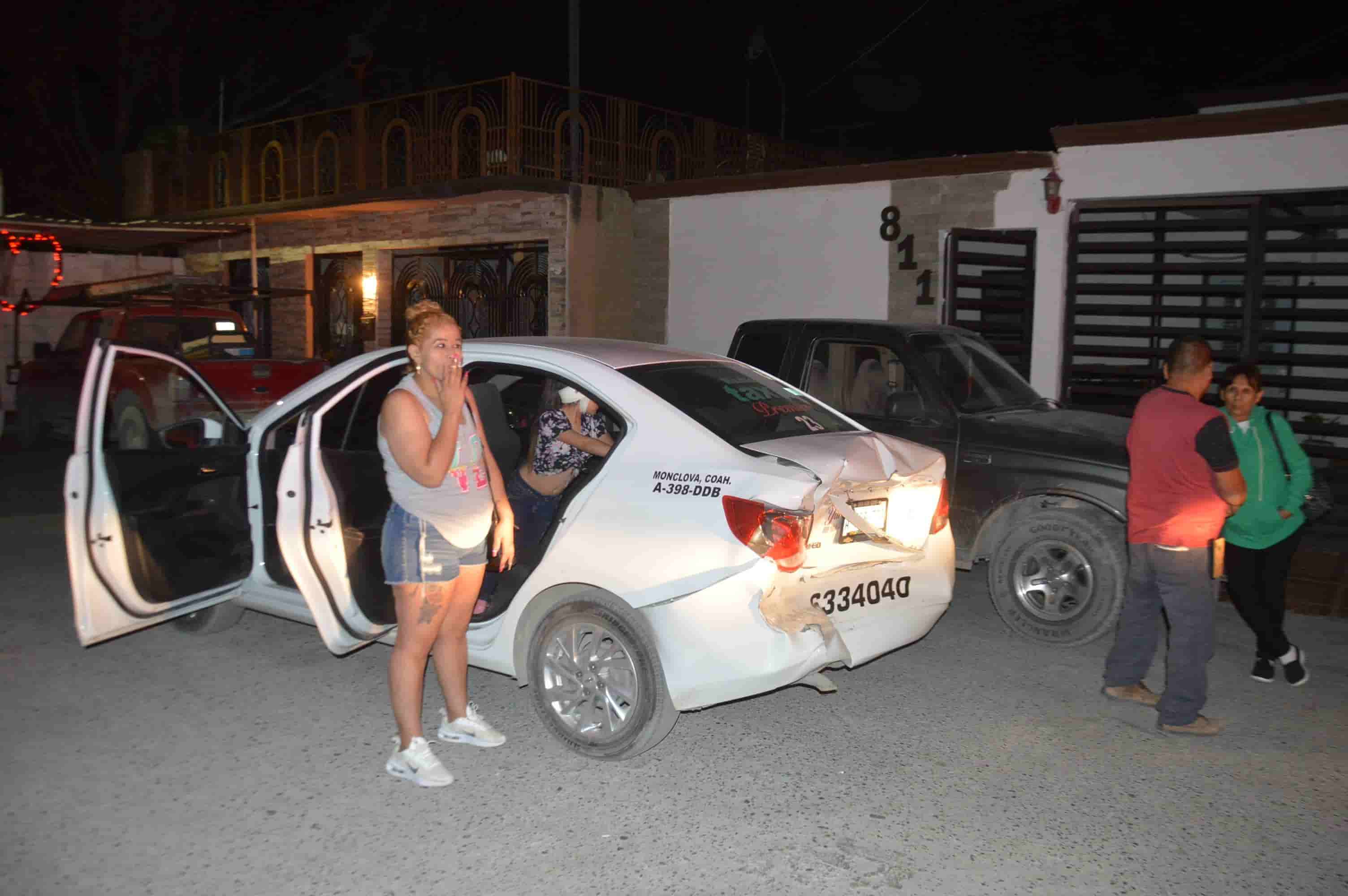 Choca taxi, escapa y lo arrestan  