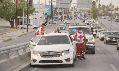 Le truena llanta y le pegan por detrás 