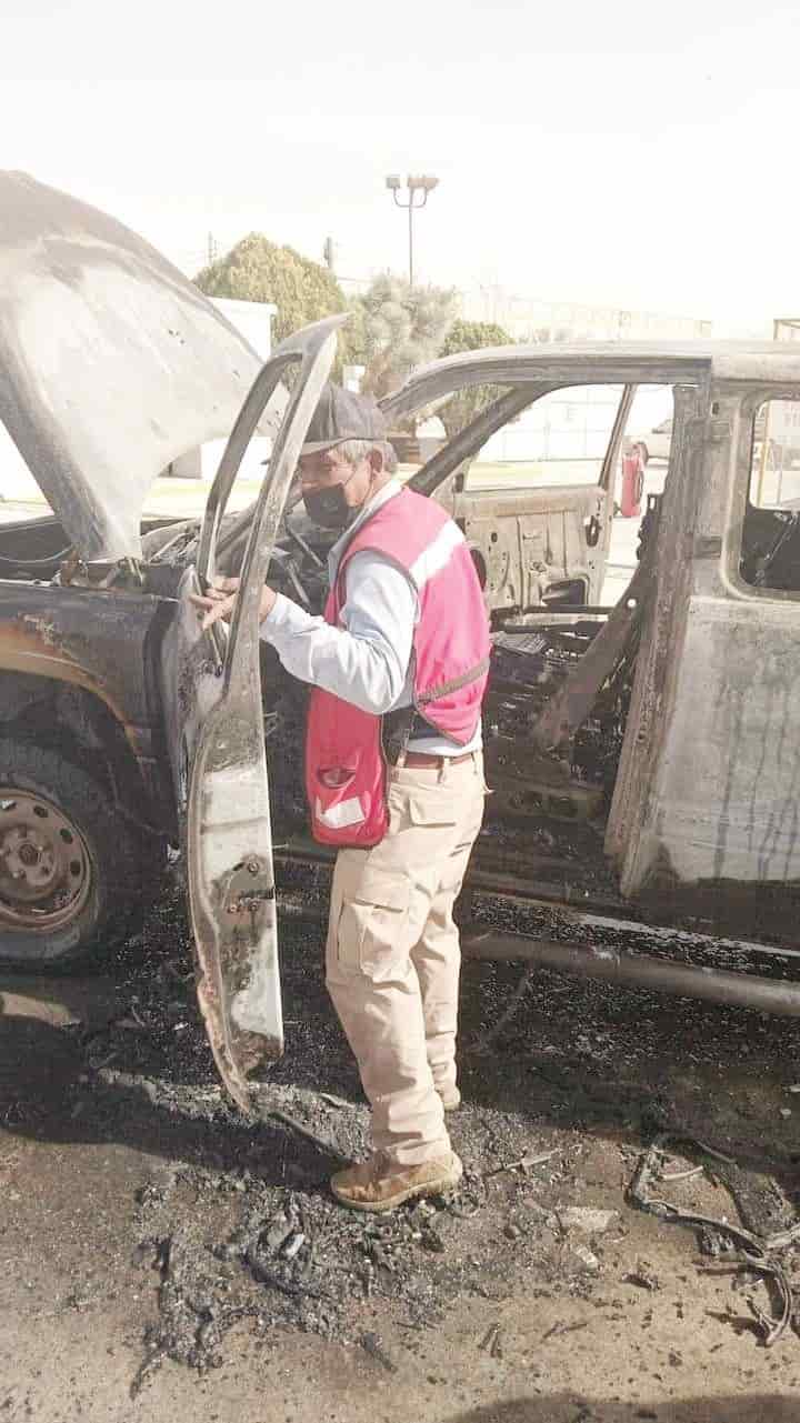 ¡Terror en gasera! se quema camioneta