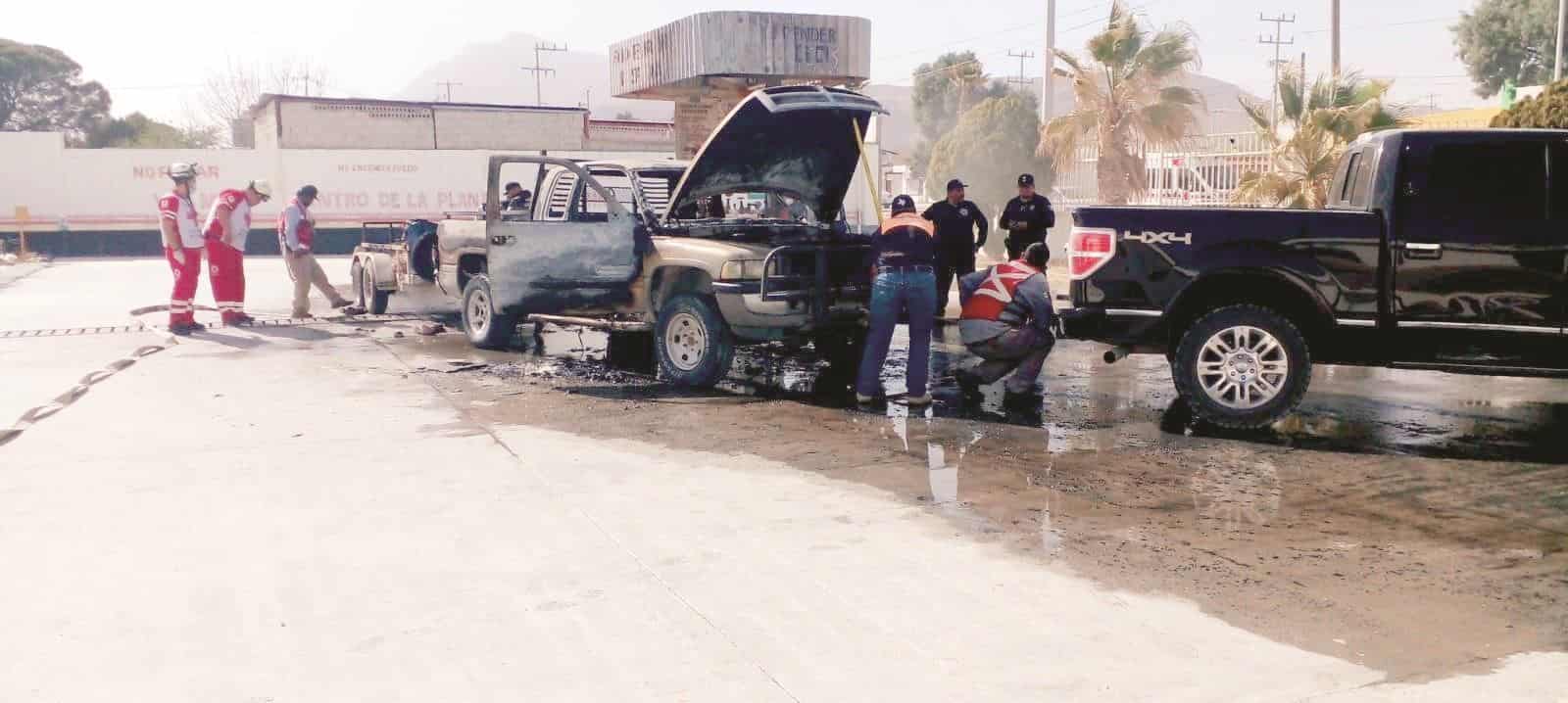 ¡Terror en gasera! se quema camioneta