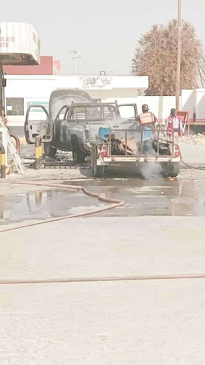 ¡Terror en gasera! se quema camioneta